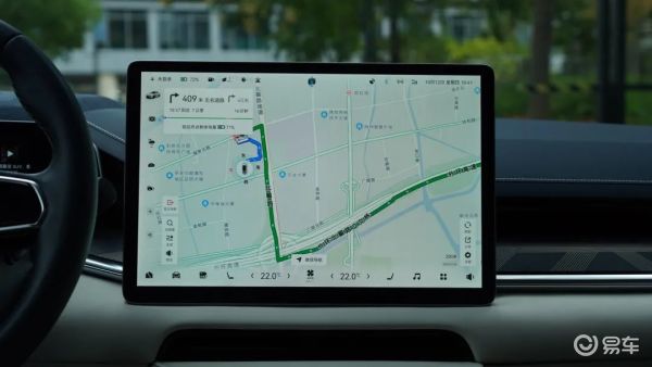 智己LS6仪表、HUD、向驾驶员倾斜的中控屏幕分别独立_易车