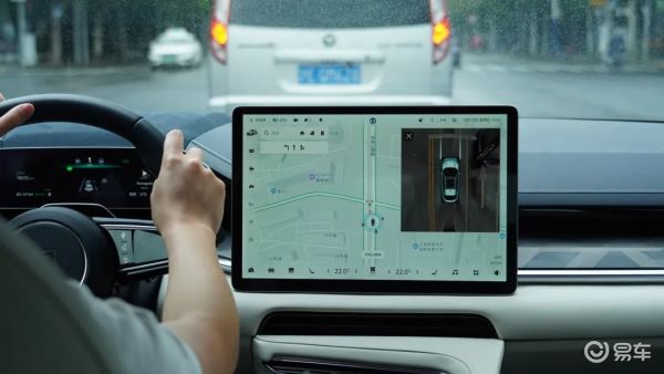智己LS6仪表、HUD、向驾驶员倾斜的中控屏幕分别独立_易车
