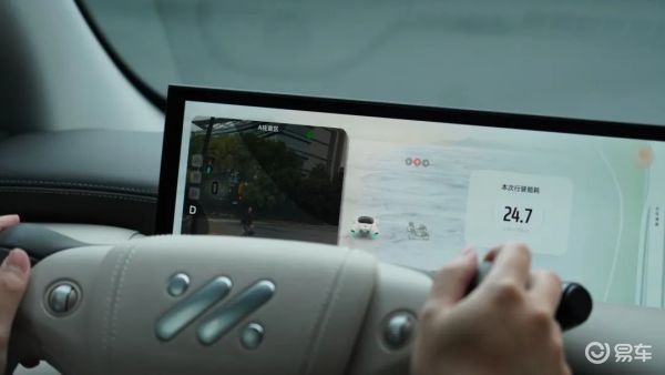 智己LS6仪表、HUD、向驾驶员倾斜的中控屏幕分别独立_易车
