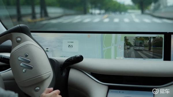 智己LS6仪表、HUD、向驾驶员倾斜的中控屏幕分别独立_易车