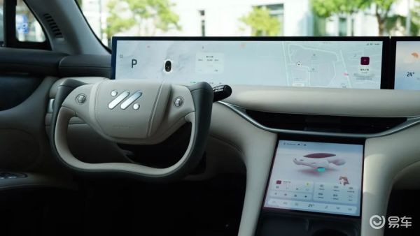智己LS6仪表、HUD、向驾驶员倾斜的中控屏幕分别独立_易车