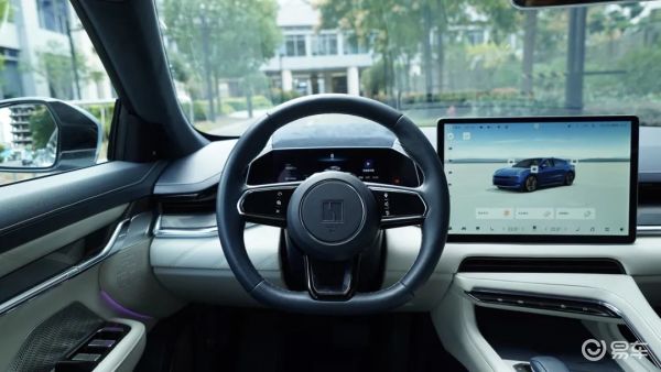 智己LS6仪表、HUD、向驾驶员倾斜的中控屏幕分别独立_易车