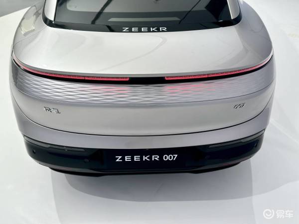 无影灯中间是什么东西ZEEKR 007中间这条很宽的全LED灯幕_https://www.jmylbn.com_新闻资讯_第7张