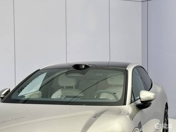 无影灯中间是什么东西ZEEKR 007中间这条很宽的全LED灯幕_https://www.jmylbn.com_新闻资讯_第5张