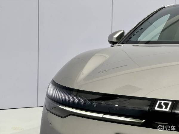 无影灯中间是什么东西ZEEKR 007中间这条很宽的全LED灯幕_https://www.jmylbn.com_新闻资讯_第1张