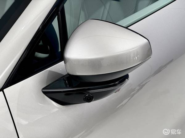 无影灯中间是什么东西ZEEKR 007中间这条很宽的全LED灯幕_https://www.jmylbn.com_新闻资讯_第6张