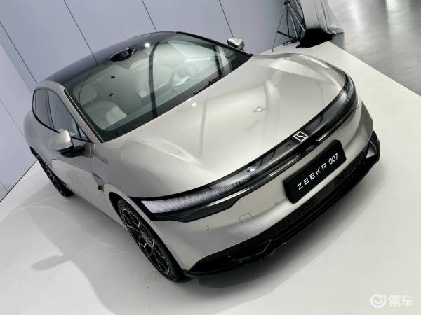 无影灯中间是什么东西ZEEKR 007中间这条很宽的全LED灯幕_https://www.jmylbn.com_新闻资讯_第3张