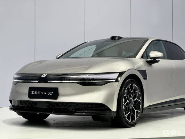 无影灯中间是什么东西ZEEKR 007中间这条很宽的全LED灯幕_https://www.jmylbn.com_新闻资讯_第2张