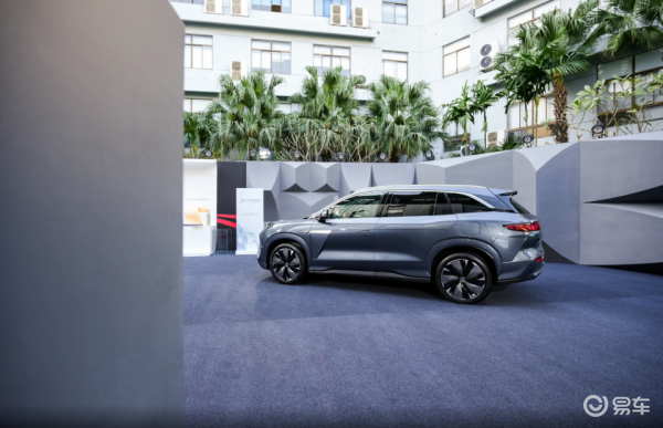 汉L汉 L EV 可分为尊享、旗舰、四驱旗舰三个版本_易车