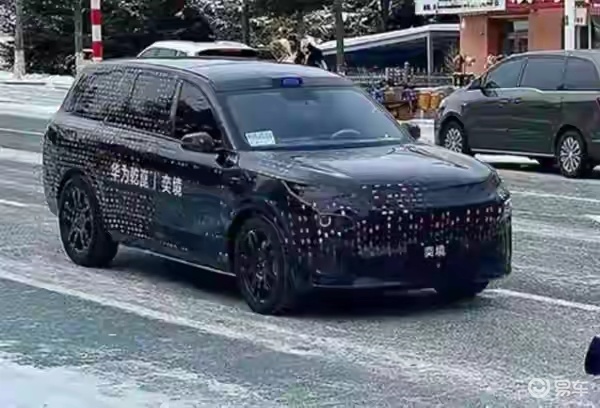 东风与华为首款SUV曝光！直接全尺寸，花样比岚图泰山多！