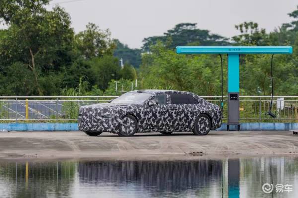 仰望新旗舰谍照炸街，国产豪车真要卖200万了？
