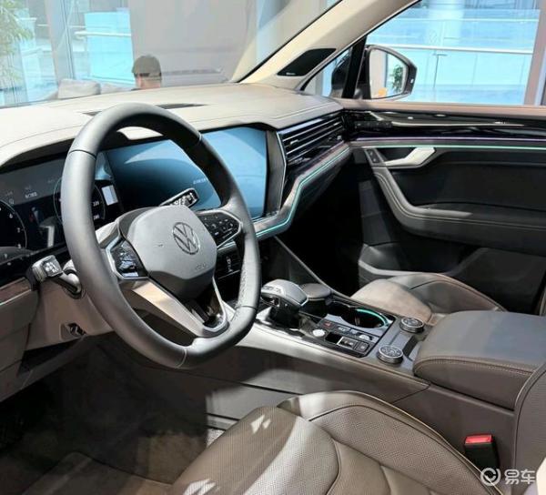全新大众途锐搭载的 3.0T 动力表现卓越,这款豪华 SUV 同样迎来了价格调整