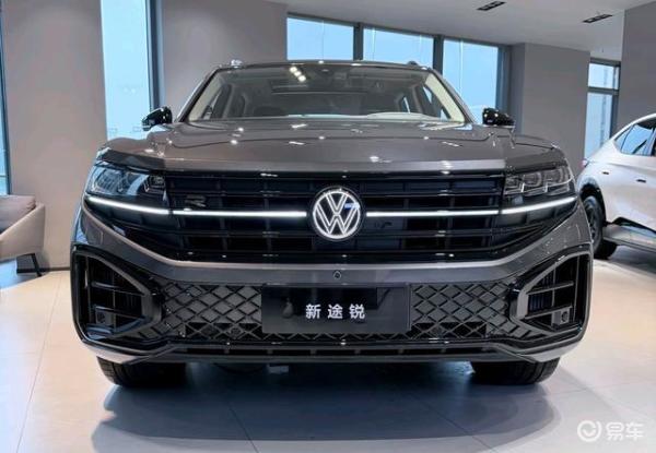 全新大众途锐搭载的 3.0T 动力表现卓越，这款豪华 SUV 同样迎来了价格调整
