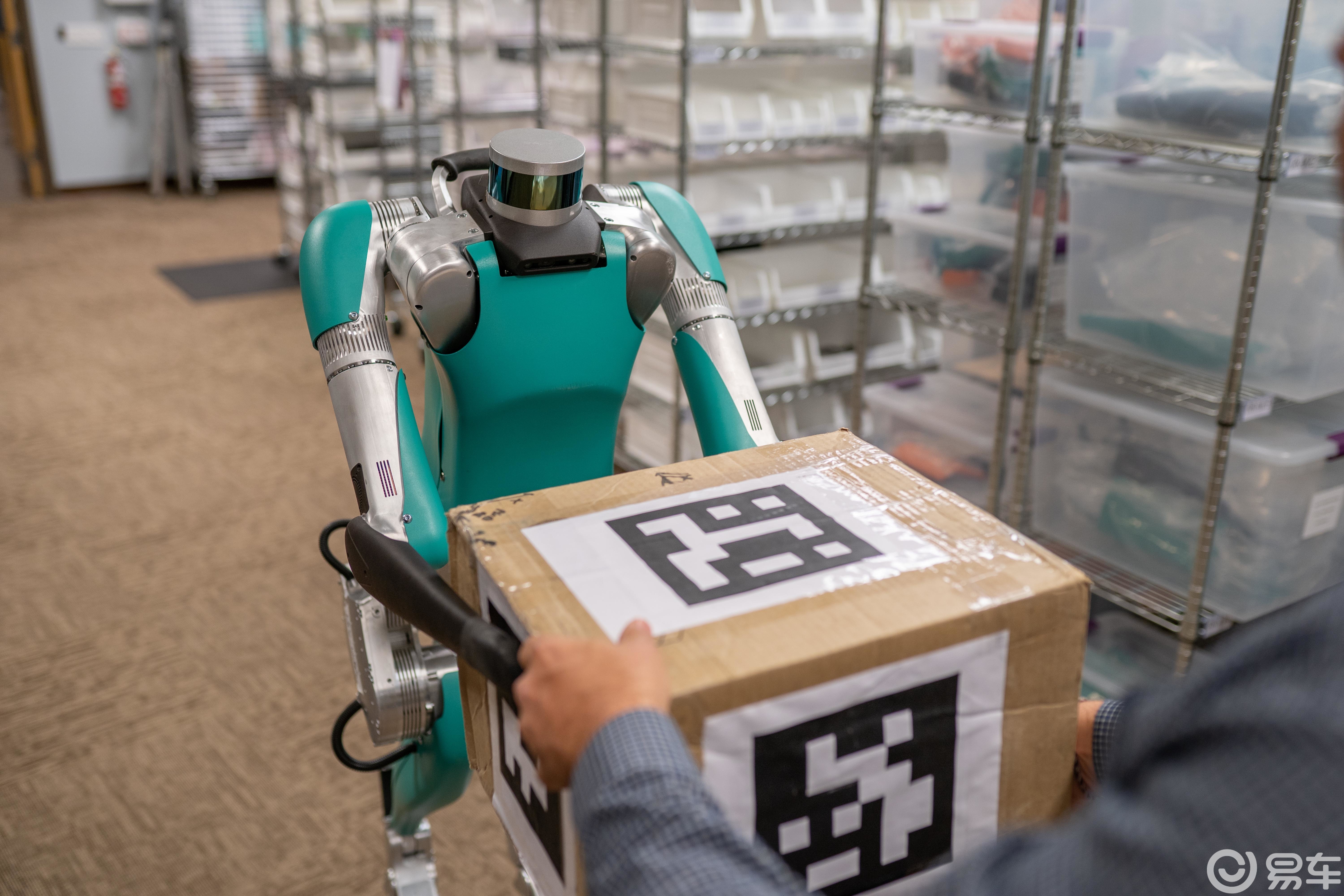 机器人变身快递小哥福特测试物流配送机器人
