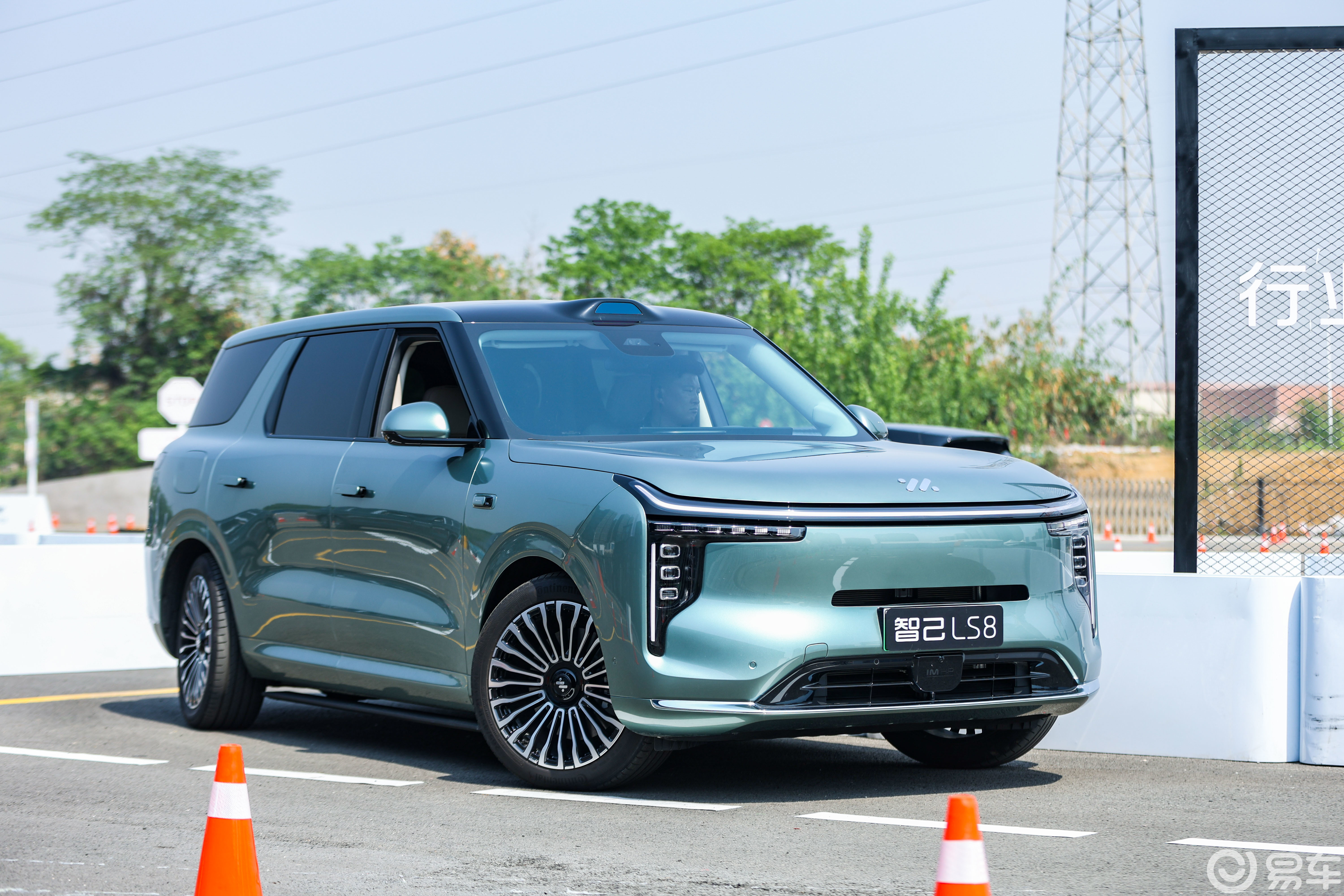 灵蜥驾控营：智己LS8以25万级实力挑战百万豪车