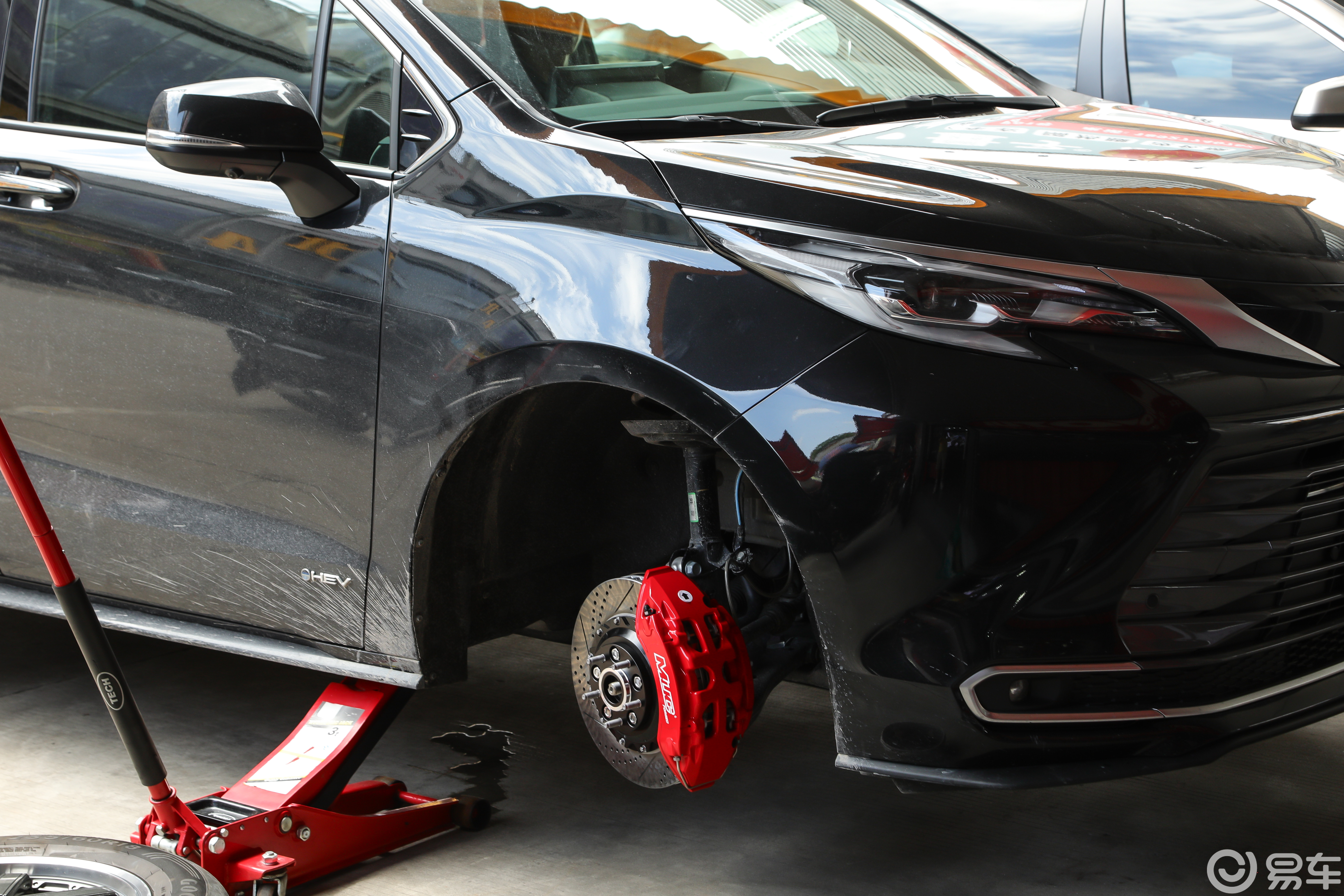 25款丰田塞那改装MUC前轮六活塞刹车卡钳套装