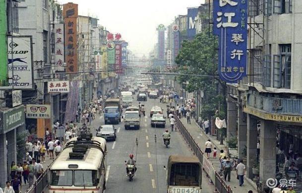 易车 正文来到2000年以后,摩托车开始慢慢让位,汽车开始进入到变百姓