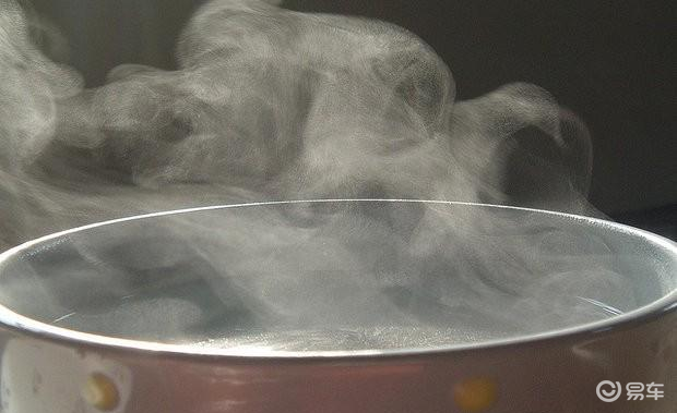 夏季下雨天前档起雾一点不稀奇,除雾方法不对反而更危险_易车