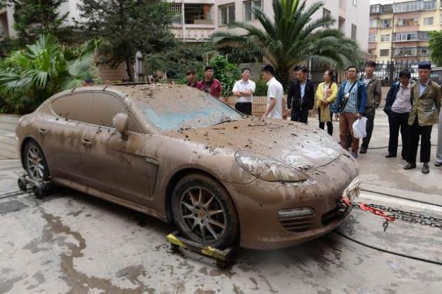 车库退潮,百万豪车出淤泥不得不染,泡水车怎么处理