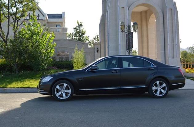 奔驰s350汽车改色电光金属黑贴膜效