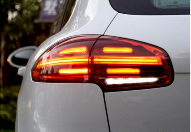 即使你不认识这辆车,从尾灯你也能感受到这款车的尊贵身份.