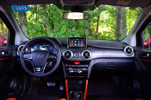 北汽ex360的内饰部分也有了升级调整,虽整体布局不变,但中控部分的