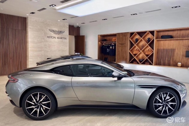 微端的出风口能为该车提供不俗的下压力,从而让其不需要突兀的大尾翼