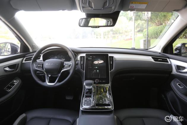 内饰设计上,荣威i6max在造型上基本延续了er6的整体轮廓,中控大屏到档