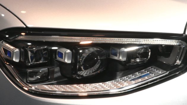 造型上采用更加圆滑的前进气格栅,两侧车灯则是单条led日行灯,车尾