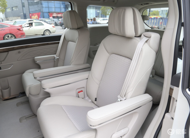 传祺m8后排