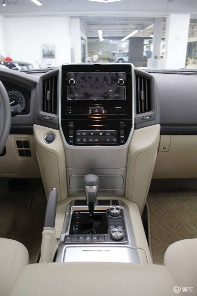 兰德酷路泽中控台空间大梁