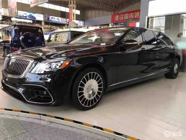 18款奔驰迈巴赫s560除了头灯变得更有未来感外,采用了大面积镀铬装饰