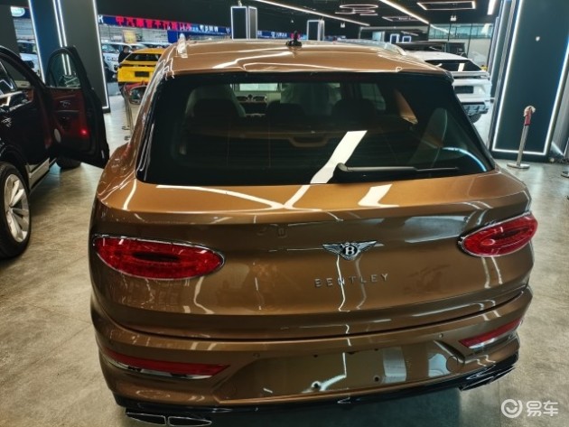 天津港宾利suv添越金色现车 奢华到极致的越野车是它