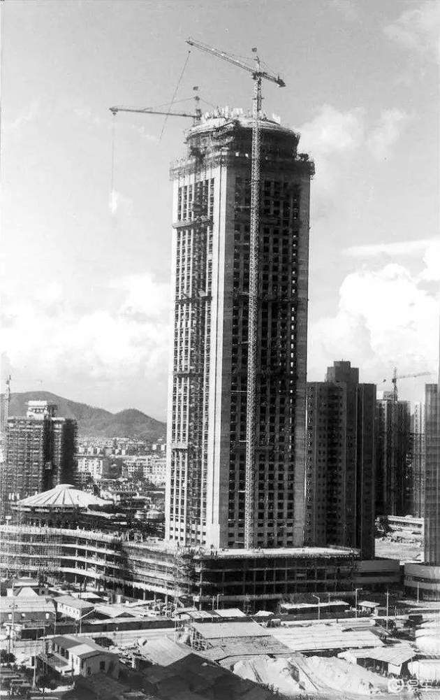 年深圳第一高楼的名头,随后被高度165米的平安银行大厦超越,直至1994