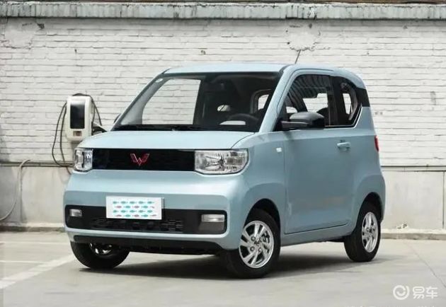 首先五菱宏光mini屬於微型轎車,車身短小,它的外觀非常方正,有種老年