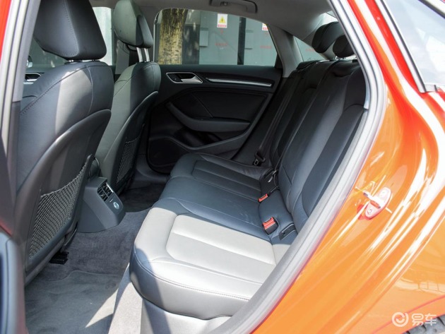 (现款奥迪a3后排空间)