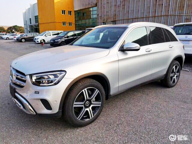 奔驰glc300内饰设计延续了奔驰一贯出色的豪华质感.