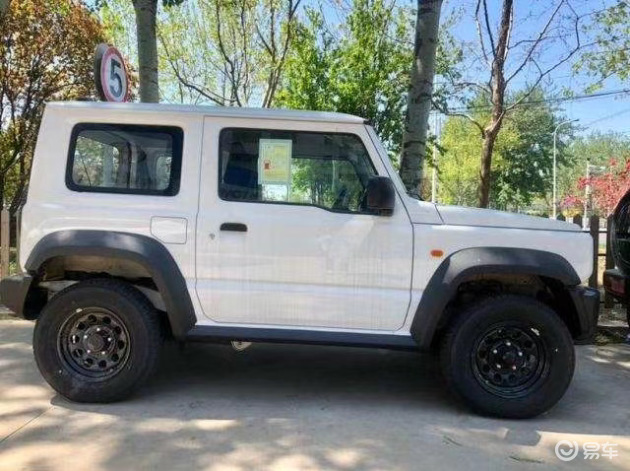 全新2020款吉姆尼外形进行了比较大的改动,整体看起来方方正正,颇有