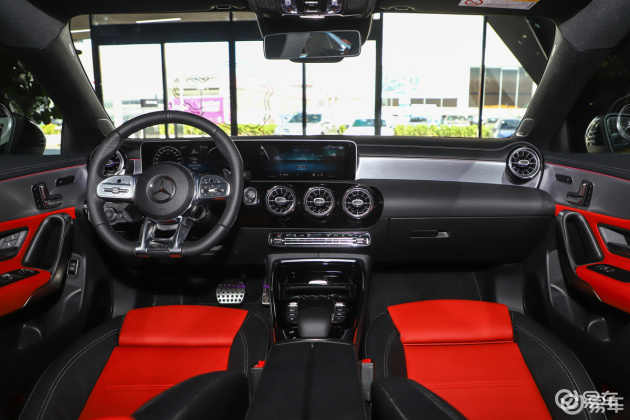 内饰方面,cla amg很好的延续了奔驰家族的豪华感,这样的设计着实是