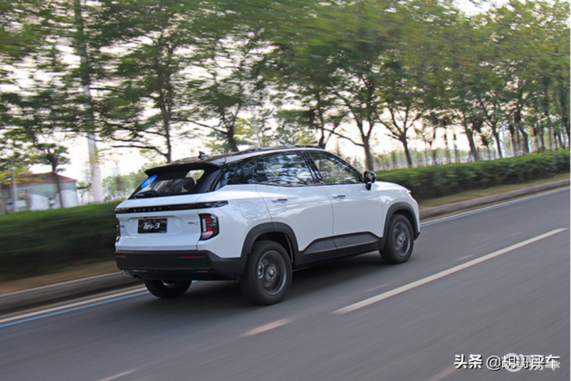 宝骏rs-3长宽高分别为4300/1750/1600(1615)mm,轴距2550mm.