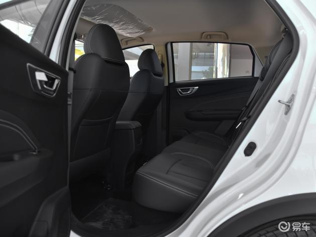 远景x3的内部驾乘空间表现十分出色,腿部伸缩,以及头部空间都很充裕