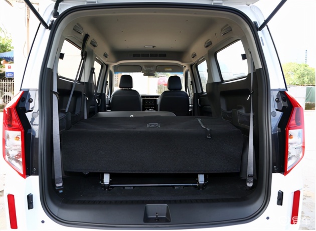 五菱征程经典后备厢座椅空间