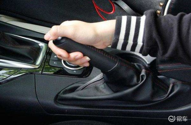 常出现在机械手刹配自动挡车型上,偶尔也有手动挡车