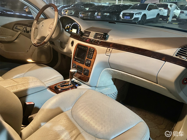 拉开这款前期w220 s500的车门,可能很多朋友不会第一时间被它吸引.