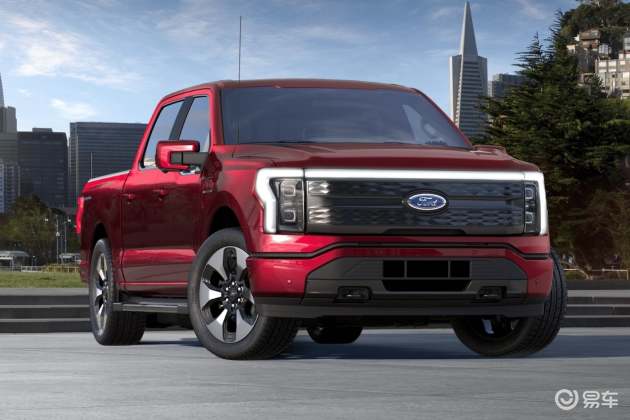 除了前面的提到的环绕式车灯,福特和雪佛兰在造型上采取了不同的设计.