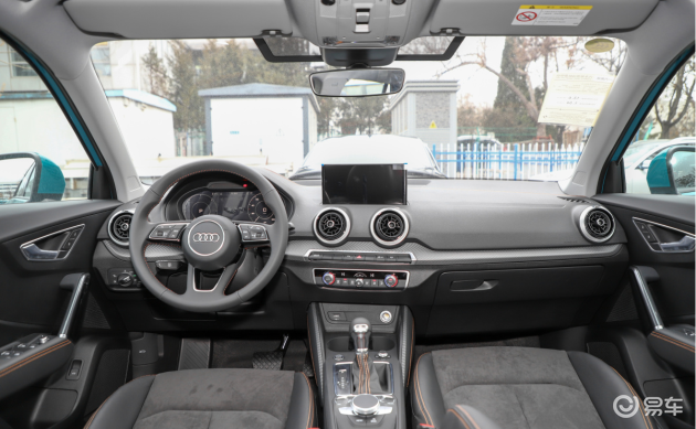 而在内饰方面,奥迪q2l纯电动采用的是上一代奥迪品牌车型的家族式设计