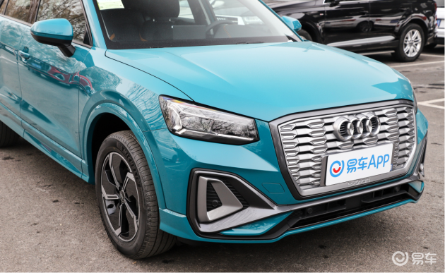 奥迪q2l纯电动的车身侧面造型非常简洁,车身比例拿捏的也刚刚好,整体