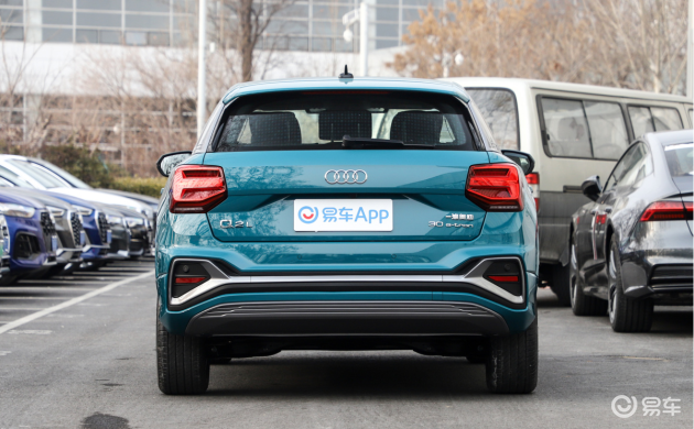 奥迪q2l纯电动的车尾设计非常饱满,并且富有力量感,两侧led尾灯组的