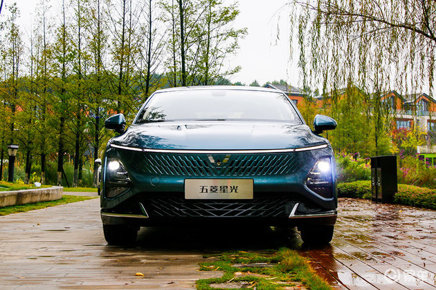 搭灵犀混动系统/风阻系数媲美跑车 抢先实拍五菱星光插混版再