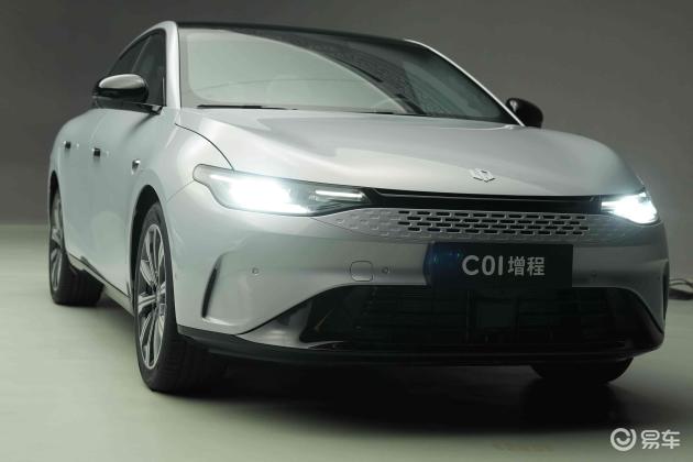 车身部分,零跑 c01 增程版摒弃了所有无意义的装饰线条,用充满现代